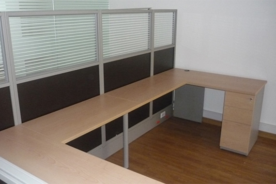Mobiliario funcional para independizar los espacios, generando así diferentes ambientes de trabajo.