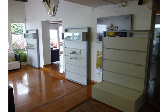 línea de mobiliario “sobre medidas” Fabricados pensando en las necesidades particulares de cada espacio y de cada actividad; dentro de esta línea podemos destacar el mobiliario de exhibición, (stand) montajes para feria con acabados en diferentes tipos de pintura (electrostática,  horno,  poliuretano).