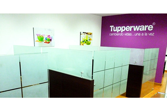 Mobiliario funcional para independizar los espacios, generando así diferentes ambientes de trabajo.